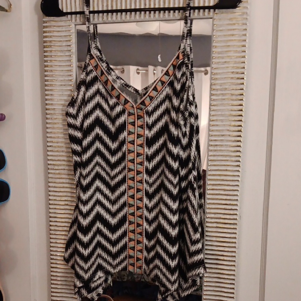 Mason & Mackenzie Black and White Zigzag Cami